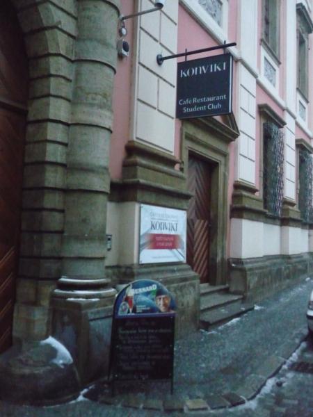 Vchod z Univerzitní ulice do Restaurace Konvikt