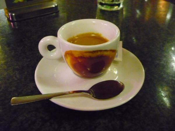 Espresso v Espresso baru Illy