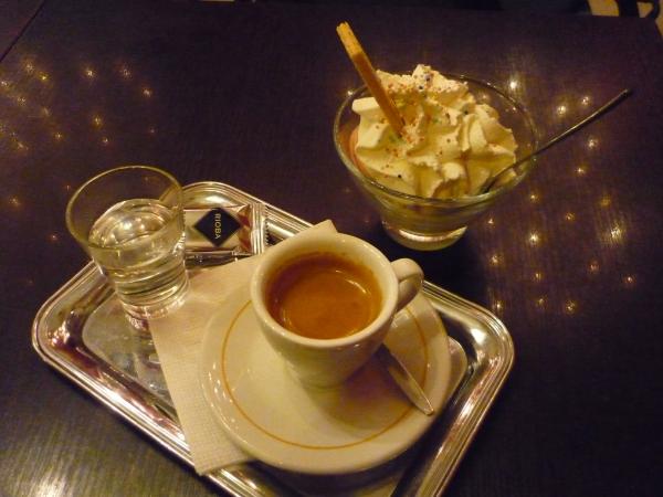 Espresso a zmrzlinový pohár v Cukrárně Kavárně Madlen