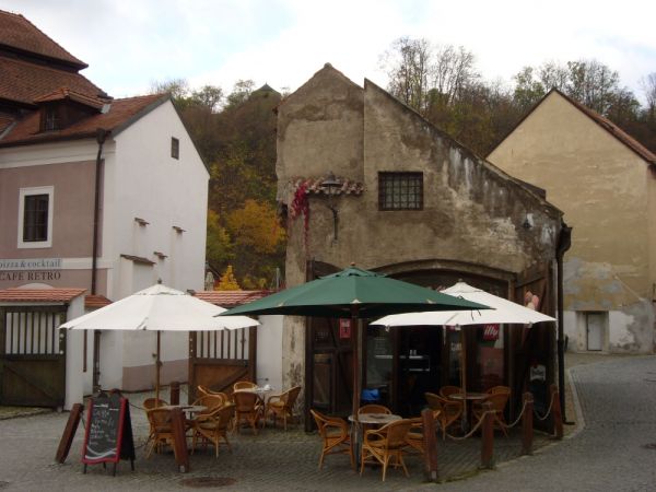 Zahrádka a vchod do Caffé Veneti