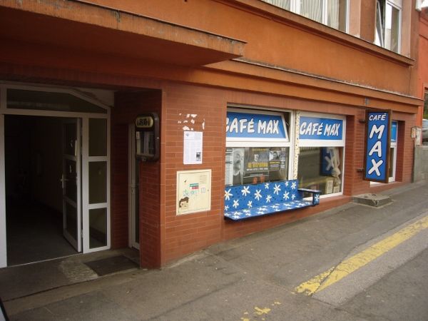 Vchod do Café Max