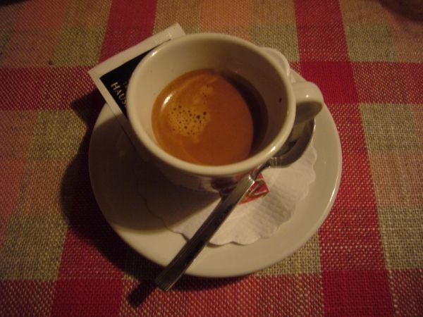 Espresso Hausbrandt v pizzerii Nonna Gina