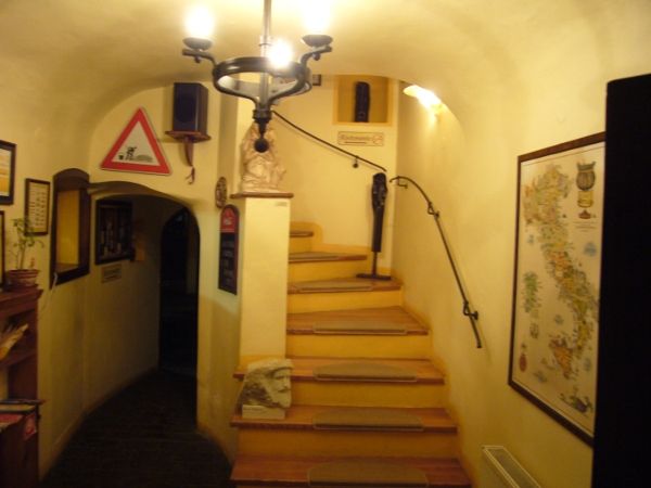 Vstup po schodech do patra